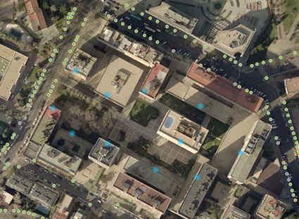 Los resultado de la búsqueda se delimitan con circulos azules